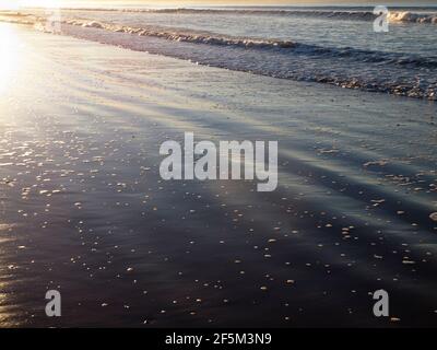 Lever du soleil sur le surf, Seven Mile Beach, Frederick Henry Bay, Tasmanie, Australie Banque D'Images