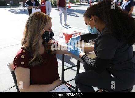 Chino Hills, Californie. 24 mars 2021. Shannon Hoover, directrice des communications pour l'Église de Jésus-Christ des Saints des derniers jours, obtient un test d'anticorps COVID-19 au test d'anticorps GUARDaHEART sans frais COVID-19 qui a lieu à l'Église de Jésus-Christ des Saints des derniers jours à Chino Hills, en Californie. Crédit: Sheri Determan Banque D'Images