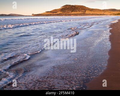 Lever du soleil sur Seven Mile Beach, Frederick Henry Bay, avec Single Hill en arrière-plan, Tasmanie, Australie Banque D'Images