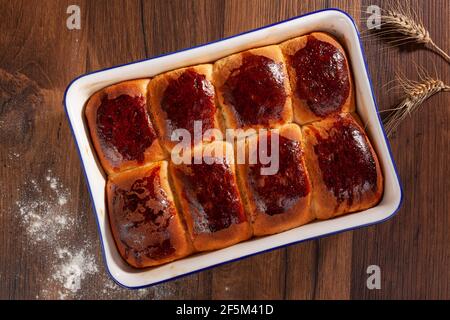 Petits pains frais cuits sur une plaque en céramique du four par le dessus. Petits pains faits maison avec une délicieuse croûte. Banque D'Images
