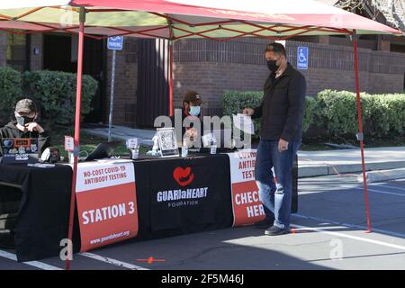 Chino Hills, Californie. 24 mars 2021. Phil McMullin, représentant pour l'Église de Jésus-Christ des Saints des derniers jours, vérifie pour son test d'anticorps au GUARDaHEART No Cost COVID-19 Test d'anticorps tenu à l'Église de Jésus-Christ des Saints des derniers jours à Chino Hills, Californie. Crédit: Sheri Determan Banque D'Images