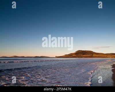 Lever du soleil sur Seven Mile Beach, Frederick Henry Bay, avec Single Hill en arrière-plan, Tasmanie, Australie Banque D'Images