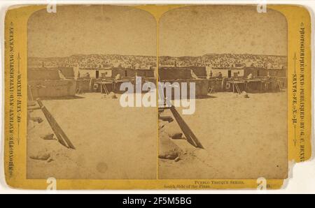 Côté sud de la Plaza. Série Pueblo Tesuque. Vue sur la n.w. au-delà des collines de sable couvertes de cèdres et de pins George C. Bennett (américain, 1846 - 1915) Banque D'Images