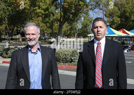 Chino Hills, Californie. 24 mars 2021. Dr. Douglas S. Harrington, Président de la Fondation GUARDaHEART, et Phil McMullin, Représentant pour l'Église de Jésus-Christ des Saints des derniers jours à la GUARDaHEART No CvID-19 Test d'anticorps tenu à l'Église de Jésus-Christ des Saints des derniers jours à Chino Hills, Californie. Crédit: Sheri Determan Banque D'Images