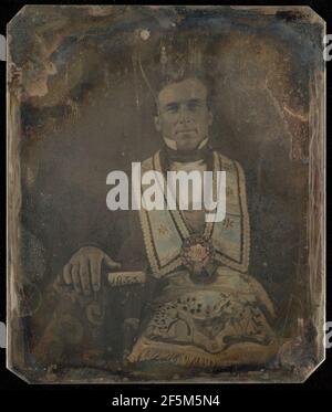 Portrait d'un homme assis dans un déguisement maçonnique. Fabricant inconnu, américain Banque D'Images