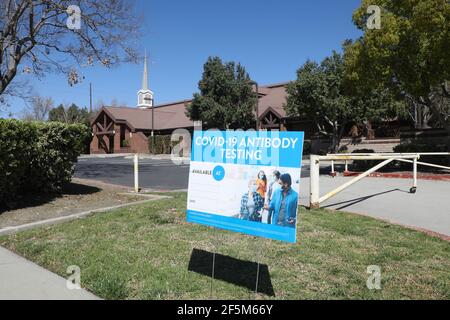 Chino Hills, Californie. 24 mars 2021. Un signe de test d'anticorps COVID-19 est affiché à l'avant de l'Église de Jésus-Christ des Saints des derniers jours au GUARDaHEART Test d'anticorps COVID-19 sans frais tenu à l'Église de Jésus-Christ des Saints des derniers jours à Chino Hills, en Californie. Crédit: Sheri Determan Banque D'Images