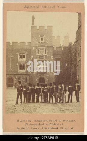 Eton College/Groupe d'hommes en chapeaux de tête posant devant Eton College, Angleterre. Frederic Jones (britannique, active Londres, Angleterre des années 1860) Banque D'Images