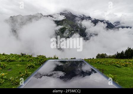 vue hypnotique des nuages dans l'himachal pradesh, avec réflexion sur le téléphone. Banque D'Images