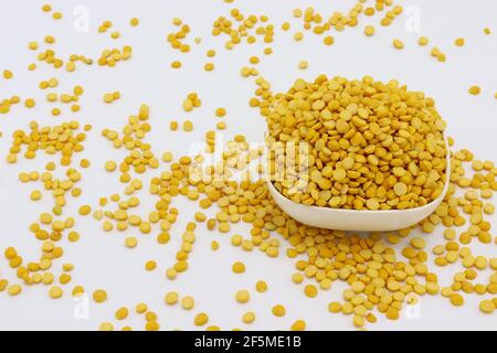 Le pois chiche aussi connu sous le nom de Chana Daal dans un blanc blanc petit bol isolé sur fond blanc Banque D'Images