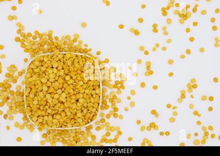 Le pois chiche aussi connu sous le nom de Chana Daal dans un blanc blanc petit bol isolé sur fond blanc Banque D'Images