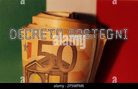 Billets en euros avec le signe 'Detreto Sostegni' traduit dans l'aide financière. Incitation du gouvernement italien. Banque D'Images