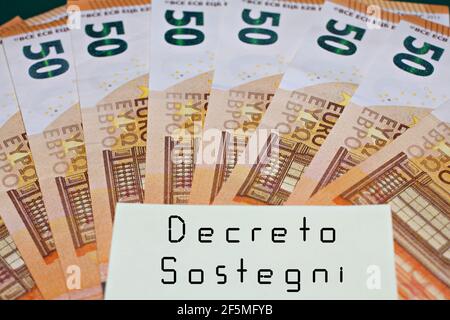 Billets en euros avec le signe 'Detreto Sostegni' traduit dans l'aide financière. Incitation du gouvernement italien. Banque D'Images