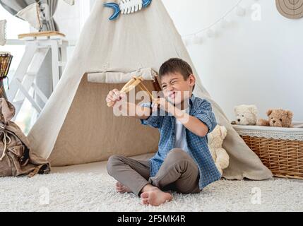 Petit garçon avec un coup de bois Banque D'Images