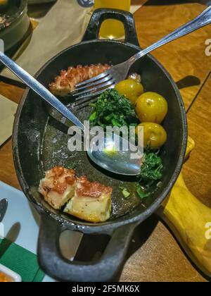 Vue d'un plat portugais typique avec topus grillé, pommes de terre, épinards et ail, au Portugal il est appelé polvo lagareiro Banque D'Images