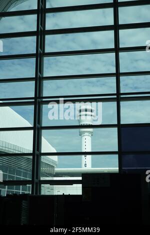 tour de contrôle airport vue par fenêtre Banque D'Images