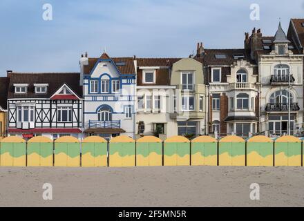 Dunkerque, France - 26 juillet 2020 : cabines de plage colorées en face de bâtiments historiques en bord de mer Banque D'Images