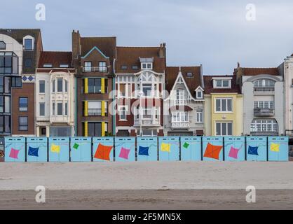 Dunkerque, France - 26 juillet 2020 : cabines de plage colorées en face de bâtiments historiques en bord de mer Banque D'Images