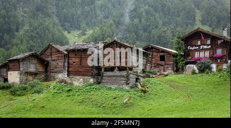 Montagne Suisse pittoresque hameau de Z'mutt, situé dans les Alpes, près de Zermatt Banque D'Images