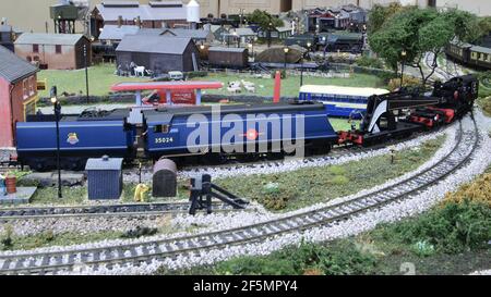 East Asiatic Company une locomotive de classe Merchant Navy tirant une grue de récupération sur un modèle de chemin de fer. Banque D'Images