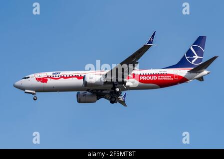 Aéroport de Londres Heathrow, Londres, Royaume-Uni. 27 mars 2021. Après deux accidents mortels et un échouement dans le monde entier, le Boeing 737 MAX est revenu en vol de passagers, avec beaucoup de Polish Airlines 737Max 8 faisant le premier retour du type à Heathrow aujourd'hui depuis Varsovie en tant que vol LO281. 346 personnes sont mortes dans des accidents de Lion Air et des avions de ligne Ethiopian MAX en 2018 et 2019 avec le type mis à la terre dans le monde entier le 18 mars 2019. Enfin autorisé à revenir en service en Europe en janvier 2021, quelques compagnies aériennes ont commencé des services, avec LOT le premier à voler à Londres aujourd'hui. Recertifié. Peinture spéciale Banque D'Images