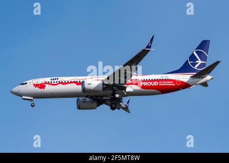 Aéroport de Londres Heathrow, Londres, Royaume-Uni. 27 mars 2021. Après deux accidents mortels et un échouement dans le monde entier, le Boeing 737 MAX est revenu en vol de passagers, avec beaucoup de Polish Airlines 737Max 8 faisant le premier retour du type à Heathrow aujourd'hui depuis Varsovie en tant que vol LO281. 346 personnes sont mortes dans des accidents de Lion Air et des avions de ligne Ethiopian MAX en 2018 et 2019 avec le type mis à la terre dans le monde entier le 18 mars 2019. Enfin autorisé à revenir en service en Europe en janvier 2021, quelques compagnies aériennes ont commencé des services, avec LOT le premier à voler à Londres aujourd'hui. Recertifié. Peinture spéciale Banque D'Images