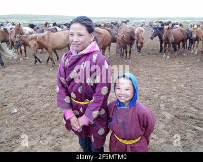 Fille nomade avec son petit frère, Mongolie Banque D'Images