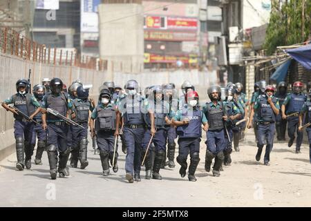 Dhaka, Bangladesh. 27 mars 2021. Des policiers du Bangladesh s'opposent à un militant islamiste lors d'une manifestation contre la visite du Premier ministre indien Narendra Modi dans le pays ; à la mosquée Baitul Mukarram après la prière du vendredi à Dhaka, au Bangladesh, du 26 au 19 mars 2021. Le Premier ministre Modi se rend au Bangladesh le 26 mars pour assister au 50e anniversaire de la Journée de l indépendance du Bangladesh ainsi qu au 100e anniversaire de naissance du premier président du pays, le cheikh Mujibur Rahman. Photo de Suvra Kanti Das/ABACAPRESS.COM crédit: Abaca Press/Alay Live News Banque D'Images