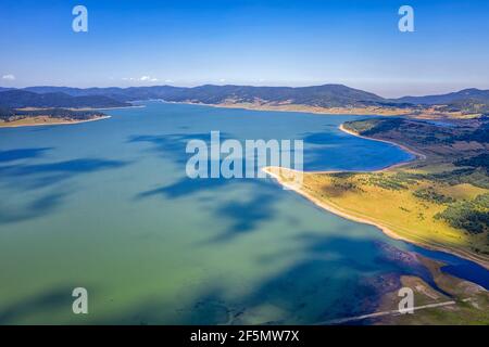 Vue aérienne panoramique avec un drone d'un barrage étonnant de Batak, Bulgarie avec de l'eau cristalline Banque D'Images