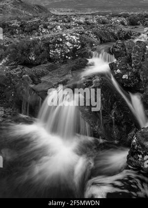 Superbe paysage noir et blanc de Buachaville Etive Mor Cascade dans les Highlands écossais sur un matin d'hiver avec de long exposition pour fl. lisse Banque D'Images