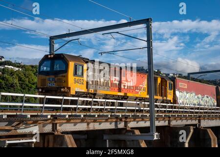 Locomotive de classe DL transportant un train de marchandises traversant le pont Parema, Parema, Wellington, Île du Nord, Nouvelle-Zélande Banque D'Images