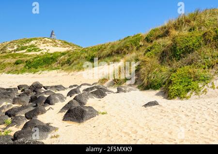 Waymark au sommet d'une dune de sable sur Griffiths Island - Port Fairy, Victoria, Australie Banque D'Images