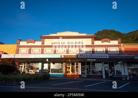 Magasins et entreprises de Whitaker Street, te Aroha, Waikato, North Island, Nouvelle-Zélande. Mont te Aroha à distance. Banque D'Images