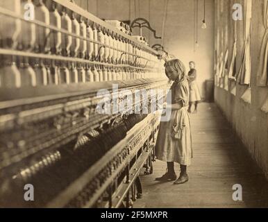 Sadie Pfeiffer, Spinner dans la papeterie de coton, Caroline du Nord. Lewis W. Hine (américain, 1874 - 1940) Banque D'Images