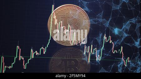 La devise du Bitcoin la hausse de la flèche le prix record sur ordinateur clavier avec le bitcoin doré et d'autres devises. Banque D'Images