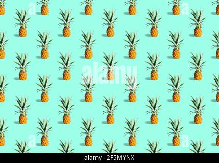 Motif sans couture de nombreuses ananas mûrs isolés sur fond vert. Vue de dessus. Fruit tropical été concept exotique. Banque D'Images
