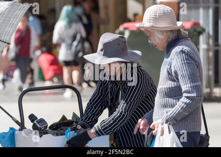 Une ancienne femme vietnamienne australienne achète des légumes dans la rue Dans le Cabramatta de Sydney d'une autre femme illégalement le commerce de rue Banque D'Images