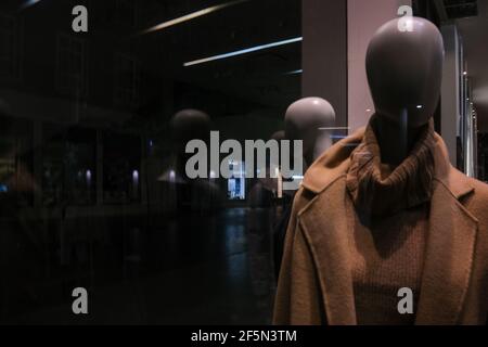 Mannequins exposés dans une grande fenêtre de rue en soirée, Exeter, Devon, Angleterre Banque D'Images