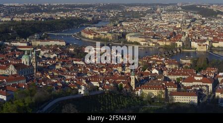 Vue panoramique sur le centre historique de Prague depuis la tour d'observation sur la colline de Petřín. La plupart du temps, la petite ville, la vieille ville, la rivière Vltava. Banque D'Images