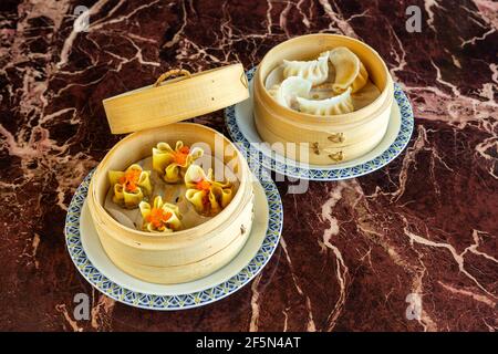 Boulettes japonaises de gyoza Fried dans Box. Dimsum dans le panier vapeur . Cuiseur vapeur chinois en bambou dimsum Banque D'Images