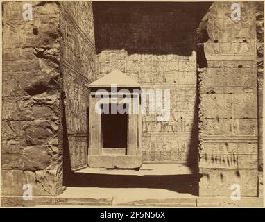 Temple d'Horus, Edfu, Tabernacle. Antonio Beato (anglais, né en Italie, vers 1835 - 1906) Banque D'Images