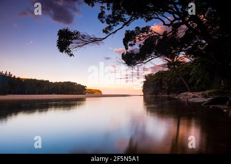 Vue sur Koote Creek et la plage de Wattamolla à Royal au coucher du soleil Parc national Banque D'Images