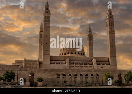 Grande mosquée de Nizwa au crépuscule. Sultanat d'Oman, au Moyen-Orient Banque D'Images