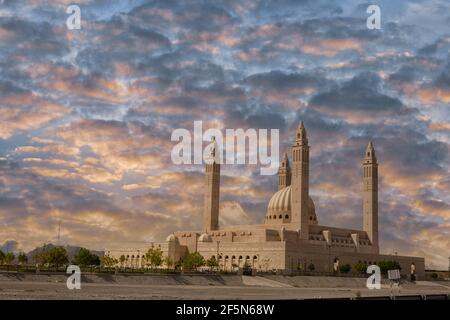 Grande mosquée à Nizwa au crépuscule. Sultanat d'Oman, Émirats Banque D'Images