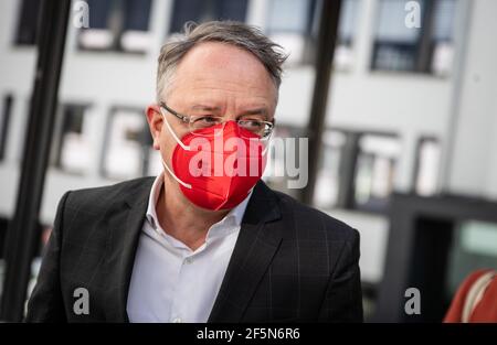 Stuttgart, Allemagne. 27 mars 2021. Andreas Stoch, président du groupe parlementaire SPD au Parlement d'Etat de Bade-Wurtemberg, arrive à la Chambre des Architectes pour les troisième entretiens exploratoires avec les Verts et le SPD. Credit: Christoph Schmidt/dpa/Alay Live News Banque D'Images