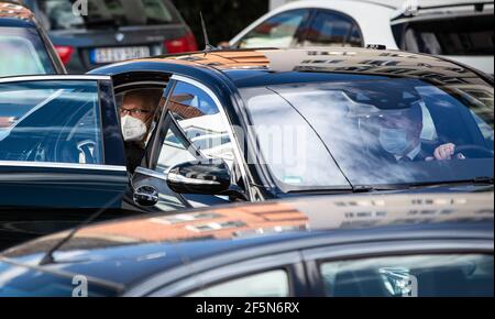 Stuttgart, Allemagne. 27 mars 2021. Winfried Kretschmann (Bündnis 90/Die Grünen), ministre président du Bade-Wurtemberg, arrive dans sa voiture officielle à la maison des architectes pour la troisième série de pourparlers exploratoires avec les Verts et le SPD. Credit: Christoph Schmidt/dpa/Alay Live News Banque D'Images