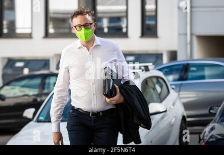 Stuttgart, Allemagne. 27 mars 2021. Andreas Schwarz, chef de groupe parlementaire du Bündnis 90/Die Grünen au Parlement d'Etat de Baden-Wuerttemberg, arrive à la maison des architectes pour les troisième entretiens exploratoires avec les Verts et le SPD. Credit: Christoph Schmidt/dpa/Alay Live News Banque D'Images