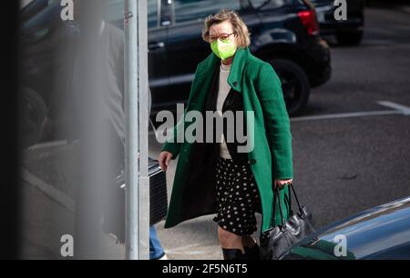 Stuttgart, Allemagne. 27 mars 2021. Edith Sitzmann (Bündnis 90/Die Grünen), ministre des Finances du Bade-Wurtemberg, arrive à la maison des architectes pour les troisième entretiens exploratoires avec les Verts et le SPD. Credit: Christoph Schmidt/dpa/Alay Live News Banque D'Images