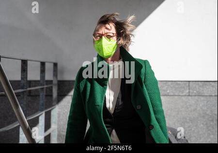 Stuttgart, Allemagne. 27 mars 2021. Edith Sitzmann (Bündnis 90/Die Grünen), ministre des Finances du Bade-Wurtemberg, arrive à la maison des architectes pour les troisième entretiens exploratoires avec les Verts et le SPD. Credit: Christoph Schmidt/dpa/Alay Live News Banque D'Images