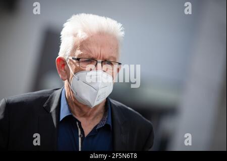 Stuttgart, Allemagne. 27 mars 2021. Winfried Kretschmann (Bündnis 90/Die Grünen), ministre-président du Bade-Wurtemberg, arrive à la maison des architectes pour le troisième cycle de pourparlers exploratoires avec les Verts et le SPD. Credit: Christoph Schmidt/dpa/Alay Live News Banque D'Images