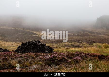 Une pile de tourbe dans la campagne de l'Ouist du Nord, un matin d'automne brumeux Banque D'Images